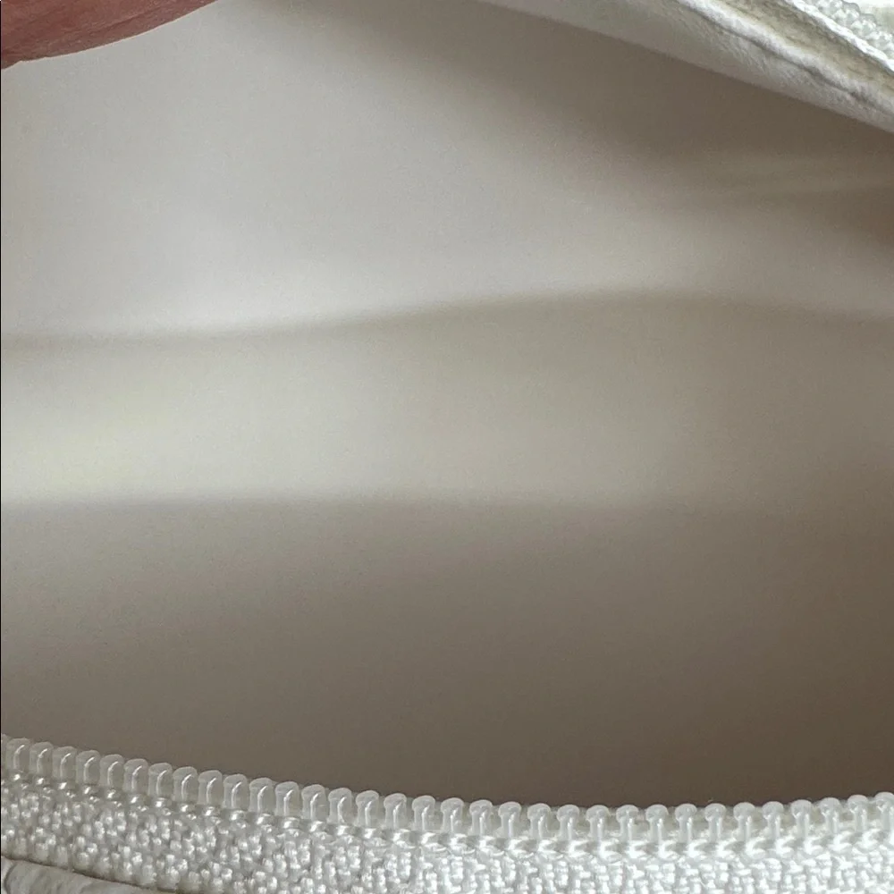 Makeup Junkie Bags White Crocodile Embossed Cosmetic Bag oink tassel NWT Travel - Picture 5 of 9